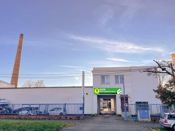 Bílá průmyslová budova